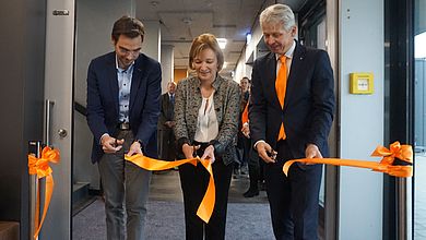 Landtagsabgeordneter Dr. Stephan Oetzinger, Vizepräsidentin Prof. Dr. Christiane Hellbach und Hochschulpräsident Prof. Dr. Clemens Bulitta eröffnen gemeinsam die Orange Lounge