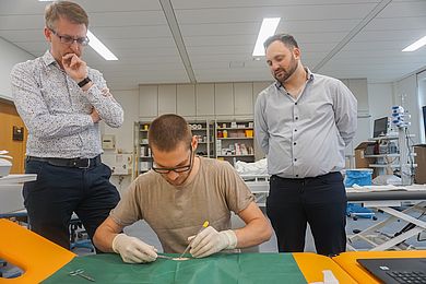 Prof. Dr. med Matthias Feyrer und Laboringenieur Felix Wittmann bewerten das chirurgisch Nähen
