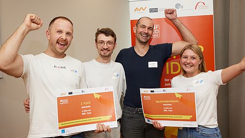 Das Team "do together" der OTH Amberg-Weiden freut sich gemeinsam mit Businessmentor Johannes Schinzel über den zweiten Platz im Wettbewerb "5-Euro-Business"