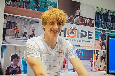 Schwimmer David Kratochvíl gewann Gold, Silber und Bronze bei den Paralympics in Paris. Jetzt ließ er sich im ZLS der OTH Amberg-Weiden testen.