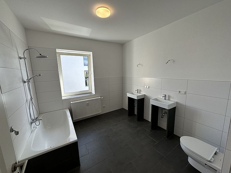 Tageslichtbad mit 2 Waschbecken und Regenfalldusche Großes Tageslichtbad mit 2 Waschbecken und Regenfall Dusche