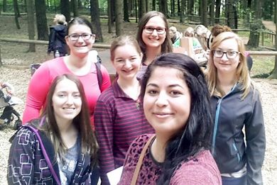 Selfie: Die Teilneherinnen auf Tour durch den Wald.