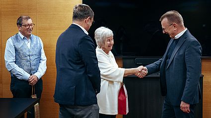 Prof. Ulrich Müller (r.) wurde als Beiratsmitglied von Helga Bradatsch verabschiedet. Auch Prof. Dr. Wolfgang Bock (l.) von der OTH Regensburg wurde verabschiedet