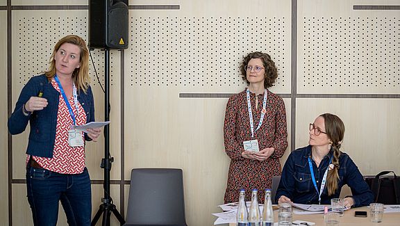 Von der Hochschule nahmen Vertreterinnen des International Offices und des Kompetenzzentrums Bayern - Mittel- und Osteuropa an der Konferenz teil (v.l.): Annabelle Wolff, Maika Victor-Ustohal und Marian Mure (Bild: DZS)