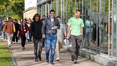 Erstsemesterstudierende gehen über den Campus