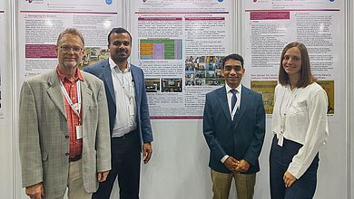 Das Projektteam (v.l. Prof. Späte, Dr. Prabhakar, Dr. Vivekanand, Bianca Seidel) vor dem gemeinsamen Poster