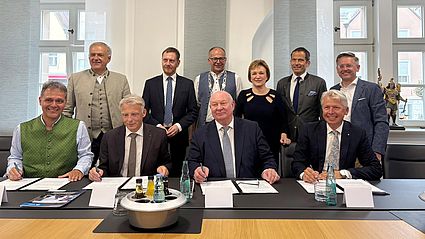 Stärkere Zusammenarbeit und innovative Forschung sind das Ziel des Memorandum of Understanding, das die OTH Amberg-Weiden und ihre Partner am Freitag unterzeichneten (v.l.): Leonhard Zintl (Geschäftsführer TeleskopEffekt GmbH), Roland Grillmeier (Landrat Tirschenreuth), Prof. Dr. Volker Tolkmitt (Präsident HS Mittweida), Michael, Kretschmer (Ministerpräsident Sachsen), Roman Schäffler (Bürgermeister Kemnath), Prof. Waldemar Berg (Präsident TH Deggendorf), Prof. Dr. Christiane Hellbach (Vizepräsidentin OTH Amberg-Weiden), Albert Rupprecht (MdB), Prof. Dr. Clemens Bulitta (Präsident OTH Amberg-Weiden), Tobias Reiß (Landtagsvizepräsident Bayern)