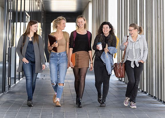 Studierende am Campus Weiden