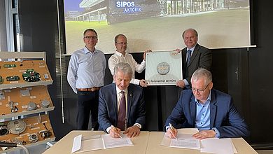 Hochschulpräsident Prof. Dr. Clemens Bulitta und Vizepräsident Prof. Dr. Wolfgang Weber waren zur Vertragsunterzeichnung  bei der SIPOS Aktorik GmbH in Altdorf bei Nürnberg