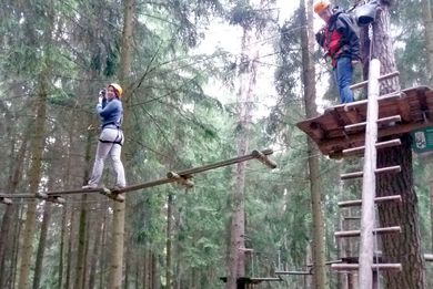 Teilnehmerinnen bei einer Kletterpartie im Waldhochseilgarten Hirschau