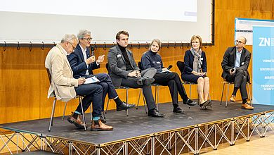 Vizepräsidentin Prof. Dr. Christiane Hellbach nahm auch sehr aktiv an der Podiumsdiskussion zum Thema "Bildung, Nachhaltigkeit und Demokratie" mit