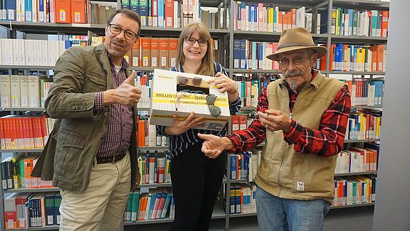 Hochschulseelsorger Dr. Markus Lommer und Lena Fischer von der Hochschulbibliothek in Weiden freuen sich gemeinsam mit Johannes Klein von der Aktion „Brillen weltweit“ auf weitere Brillen-Spenden im laufenden Jahr