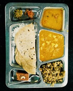 Das Essen in der "hostel mess": immer Roti(Fladen), Reis, Pickle, dhal (linsen/Bohnensuppe), suesser nachtisch, hier noch irgendwas mit Kaese, was anderes mit Ei