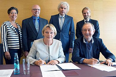 Hinten: Sabine Märtin, Leiterin OTH Professional; Prof. Dr. Ralf Krämer, OTH Amberg-Weiden; Wolfgang Lippert, Landrat Tirschenreuth; OStR André Putzlocher, Fachbetreuer für Hotel- und Tourismusmanagement. Vorne: Prof. Dr. Andrea Klug, Präsidentin der