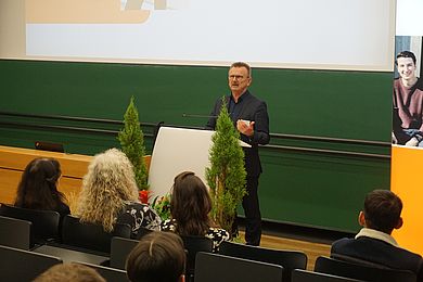 Vizepräsident Prof. Ulrich Müller lobt die Stipendiatinnen und Stipendiaten in seiner Rede und dankt den Förderpartnern für ihre Unterstützung