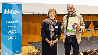 Für ihr Engagement im Netzwerk BayZeN wurde Vizepräsidentin Prof. Dr. Christiane Hellbach von der OTH Amberg-Weiden geehrt