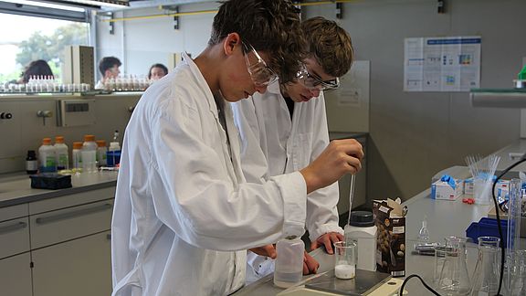 Bei Science Camp in Amberg sind die jungen Forschenden in die Welt der Chemie eingetaucht