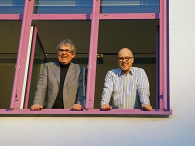 Prof. Dr. Wolfgang Renninger, Dekan der Fakultät Betriebswirtschaft, und Prof. Dr. Wolfram von Rhein schauten vom Fenster aus zu.