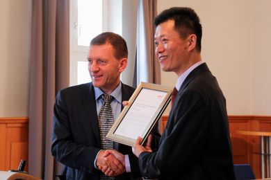 Ehrung von Prof. Dr. Chen Luo durch Prof. Dr. Markus Brautsch