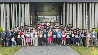 Rund 100 junge Studierenden feierten dieses Jahr ihren Abschluss an der Fakultät Wirtschaftsingenieurwesen und Gesundheit an der OTH Amberg-Weiden