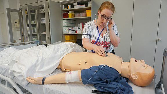 Dank der umfangreichen Ausstattung können Studierende schon während ihres Studiums sehr praktische Erfahrungen sammeln – von der Anamnese über das Abhören von Erkrankten bis zum Nähen von Wunden