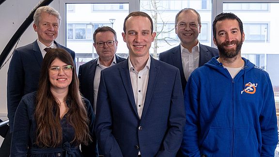 Die OTH Amberg-Weiden arbeitet bei dem Sportstipendium Oberpfalz mit Partnern aus der Region zusammen (v.l.): Prof. Dr. Clemens Bulitta (Präsident OTH Amberg Weiden), Dr. Anna Meindl (Head of People Management BHS Maschinen und Anlagenbau GmbH), Prof. Dr. Erich Bauer (Vorsitzender LUCE Stiftung), Prof. Dr. Christian Schmidkonz (Ärztlicher Leiter ZLS), Hans Jörg Schön (Vorstandsvorsitzender Sparkasse Oberpfalz Nord), Christian Wolf (HOHPE GmbH)