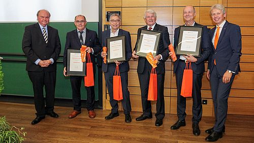 Vizepräsident Prof. Dr. Wolfgang Weber (l.) überreichte gemeinsam mit Hochschulpräsident Prof. Dr. Clemens Bulitta (r.) bei der Akademischen Feier die Ehrenbürgerurkunden an vier wichtige Förderer der Hochschule (v.l.): Rudolf Winter, Günther Kamm, Prof. Dr. Erich Voss und Franz Mende