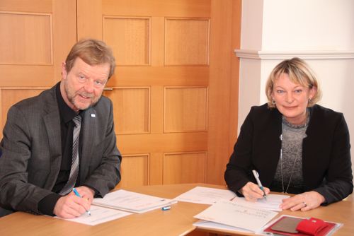 Kompetenzzentrum KWK und Regensburg Center of Energy and Resources unterzeichnen Kooperationsvertrag