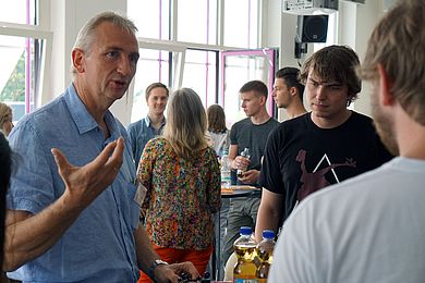 Prof. Dr. Michael Wehmöller mit Studieninteressierten am Informationstag für Studienbewerberinnen und Studienbewerber.