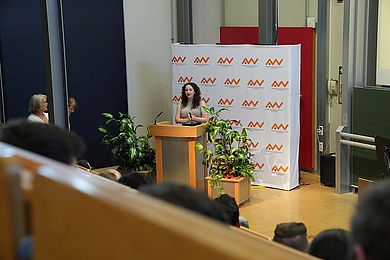 Julia Ippisch hielt eine Rede im Namen der Bachelorstudierenden