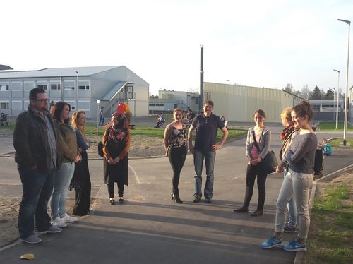 Die Gruppe Flüchtlinge@OTH beim Besuch der Langzeitunterkunft