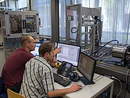 Bei der Arbeit: Standüberprüfung beim Elektromotor Werner Hofmann und Anton Siegert prüfen den Stand des Elektromotors