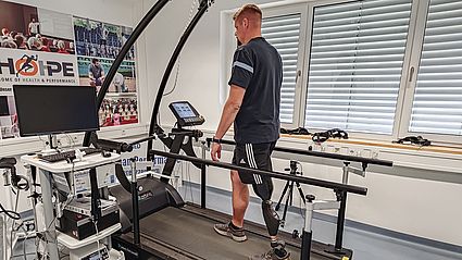 Moritz Marburger läuft im Zentrum für Leistungsdiagnostik und Sportmedizin an der OTH Amberg-Weiden auf dem Laufband, um Daten zu seiner Beinprothese für die Masterarbeit von Christoph Hochwart zu sammeln.