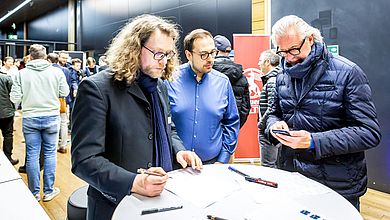 Dr. Bastian Vergnon (l.) unterstützt an der OTH Amberg-Weiden Gründungsinteressierte und Startups