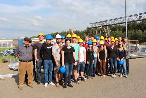 27 Studierende des Bachelor-Studiengangs Wirtschaftsingenieurwesen an der OTH Amberg Weiden besuchten zusammen mit Professor Frank Schäfer die Feuerverzinkerei Einhäupl am Brandweiher in Weiden. (Foto: Einhäupl)