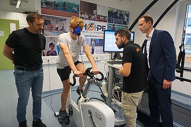 Beim Leistungstest muss Schwimmer David Kratochvíl an seine Grenzen gehen. Unterstützt wird er dabei von seinen Vater und den Wissenschaftlern des ZLS