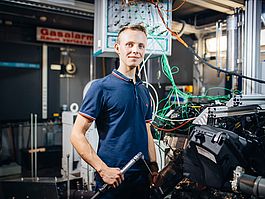 Student bei der Arbeit | Studiengang Maschinenbau Student mit Drehmomentschlüssel