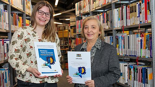 Lena Konrad und Monika Patuska mit den Urkunden in den Händen