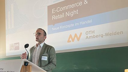 Dekan Prof. Dr. Marco Nirschl eröffnete die 10. E-Commerce & Retail Night