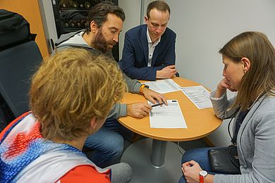 Christian Wolf und Prof. Dr. Christian Schmidkonz erklären dem Paralympics-Sieger, wie er sich weiter verbessern kann. Zuzana Verešová übersetzt.