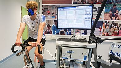 Paralympics-Sieger David Kratochvíl findet im ZLS der OTH Amberg-Weiden heraus, wie er seine sportliche Leistung weiter verbessern kann