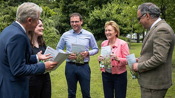 Das Team des Instituts für Nachhaltigkeit und Ethik sowie Präsident Prof. Dr. Clemens Bulitta (1.v.l.) und Vizepräsidentin Prof. Dr. Christiane Hellbach (2.v.r.) freuen sich über die Veröffentlichung der Nachhaltigkeitsstrategie der OTH Amberg-Weiden