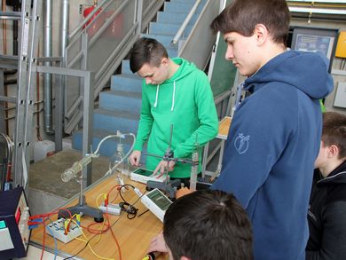 Schüler beim Versuch zur Bestimmung der Wärmekapazitäten 