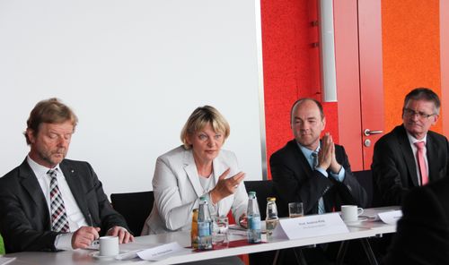 von links: Prof. Dr. Wolfgang Baier, Präsident OTH Regensburg, Prof. Dr. Andrea Klug, Präsidentin OTH Amberg-Weiden, Alexander Rupprecht (R-Tech) und Dieter Daminger, Stadt Regensburg