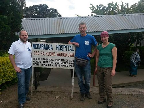 Benjamin Rohatsch, Felix Utoff und Elena Michel vor dem Nkoaranga Lutheran Hospital