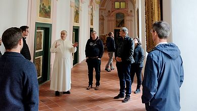 Gruppe im Klostergang