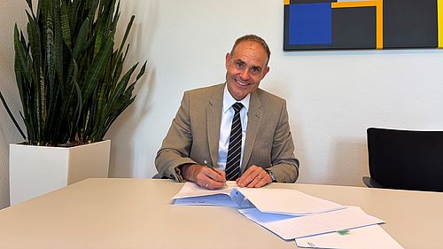 Andreas Koch, Präsident des Landesamts für Finanzen in Bayern, unterschreibt die Kooperationsvereinbarung mit der OTH Amberg-Weiden