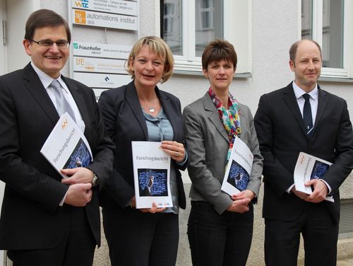 von links: Prof. Dr. Alfred Höß (Vizepräsident), Prof. Dr. Andrea Klug (Präsidentin), Dr.-Ing. Veronika Wiesmet (Institut für angewandte Forschung), M.A. (resaerch) Michael Tschapka (Leitung Technologie-Campus)