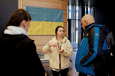 Vor und nach der Präsentation kamen die Teilnehmenden ins Gespräch mit den ukrainischen Studierenden der OTH Amberg-Weiden