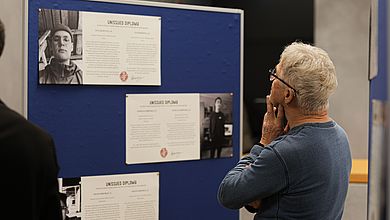 Mit einem Porträt und einer kurzen Personenbeschreibung stellt die Ausstellung getötete ukrainische Studierende vor